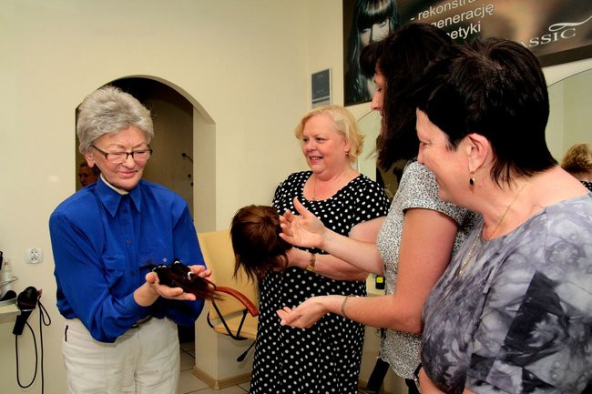 Setne ścięcie, pierwsza peruka (zdjęcia)