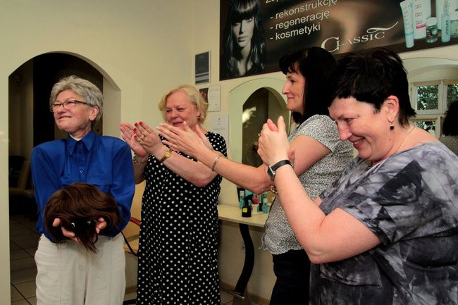 Setne ścięcie, pierwsza peruka (zdjęcia)