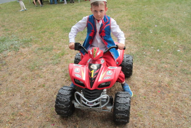 Wóz bojowy przed kościołem (zdjęcia)