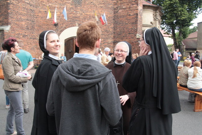 Wóz bojowy przed kościołem (zdjęcia)