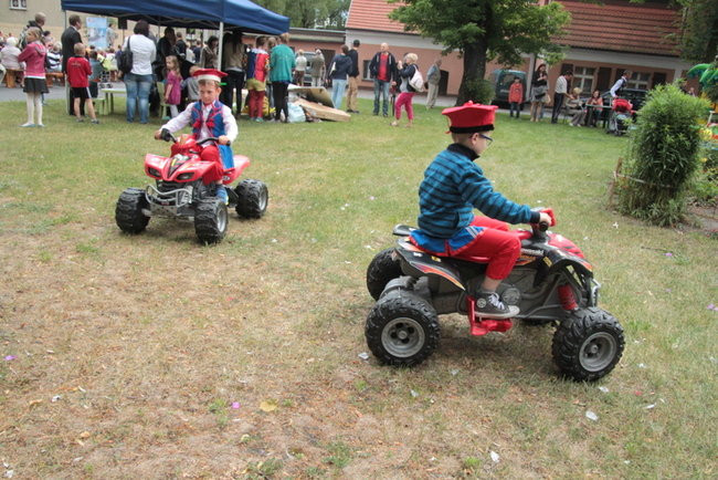 Wóz bojowy przed kościołem (zdjęcia)