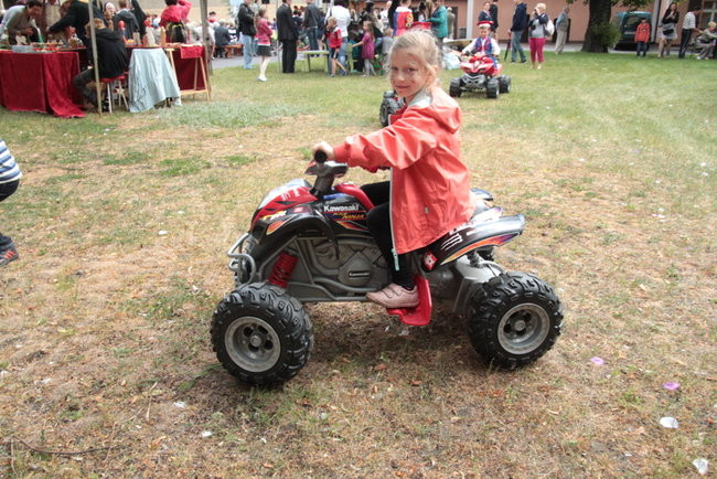 Wóz bojowy przed kościołem (zdjęcia)