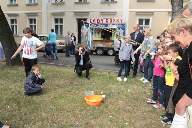 Wóz bojowy przed kościołem (zdjęcia)