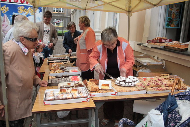 Wóz bojowy przed kościołem (zdjęcia)