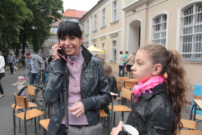 Wóz bojowy przed kościołem (zdjęcia)