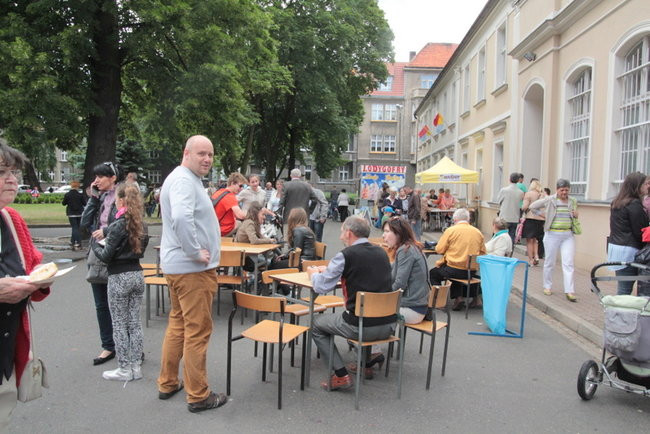 Wóz bojowy przed kościołem (zdjęcia)