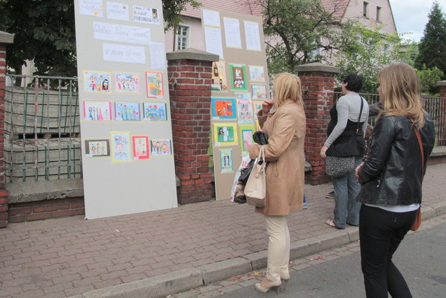 Wóz bojowy przed kościołem (zdjęcia)