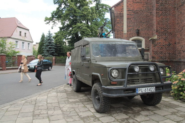 Wóz bojowy przed kościołem (zdjęcia)