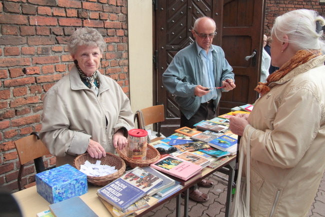 Wóz bojowy przed kościołem (zdjęcia)