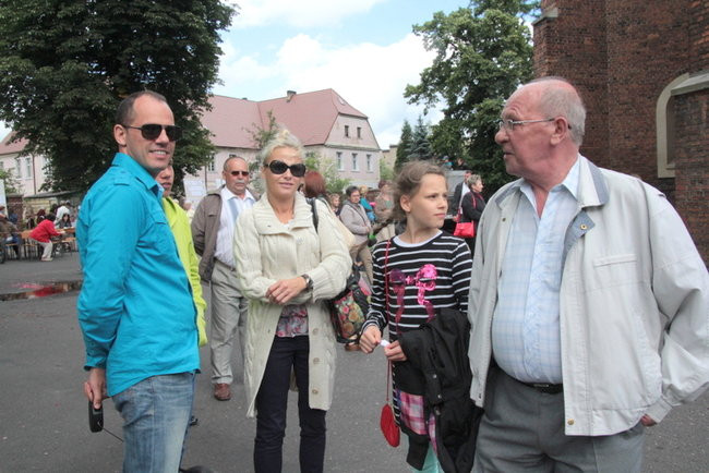 Wóz bojowy przed kościołem (zdjęcia)