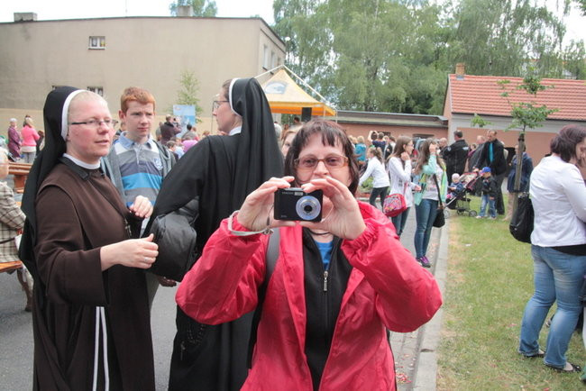 Wóz bojowy przed kościołem (zdjęcia)