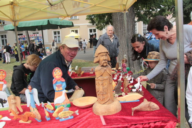 Wóz bojowy przed kościołem (zdjęcia)