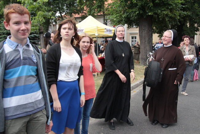 Wóz bojowy przed kościołem (zdjęcia)