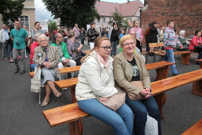 Wóz bojowy przed kościołem (zdjęcia)