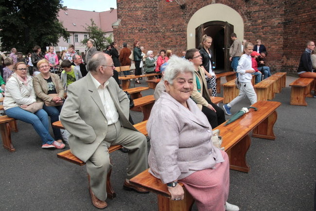 Wóz bojowy przed kościołem (zdjęcia)