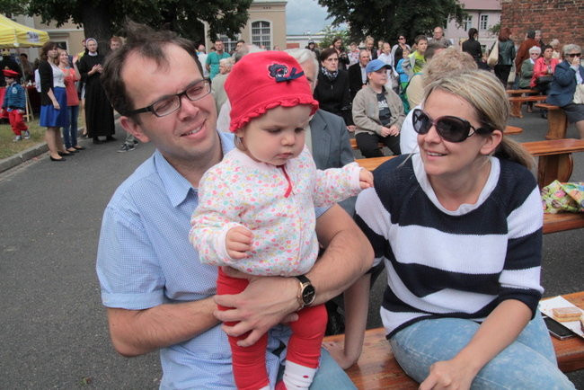 Wóz bojowy przed kościołem (zdjęcia)