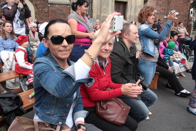 Wóz bojowy przed kościołem (zdjęcia)