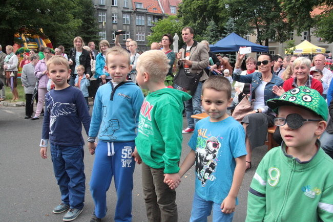 Wóz bojowy przed kościołem (zdjęcia)