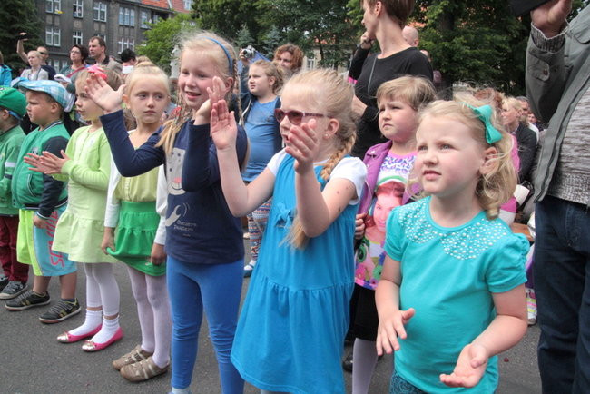 Wóz bojowy przed kościołem (zdjęcia)