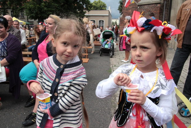 Wóz bojowy przed kościołem (zdjęcia)