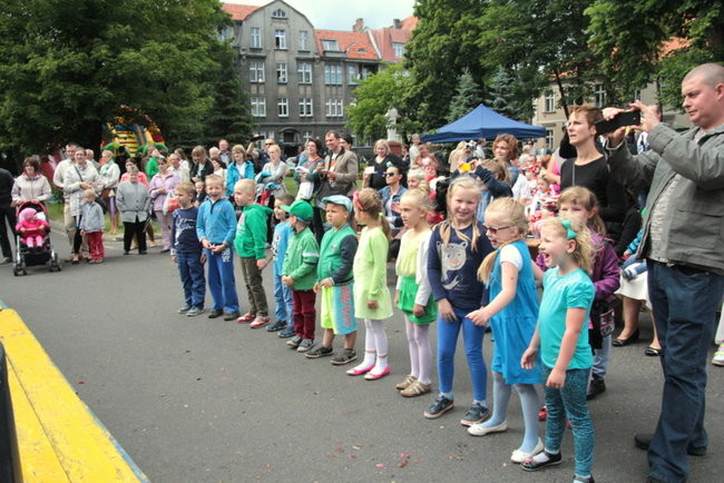 Wóz bojowy przed kościołem (zdjęcia)