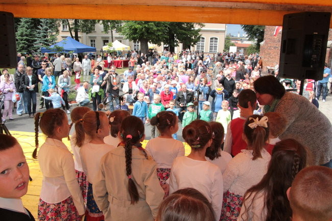 Wóz bojowy przed kościołem (zdjęcia)