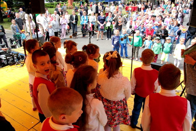 Wóz bojowy przed kościołem (zdjęcia)