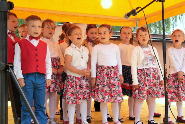 Wóz bojowy przed kościołem (zdjęcia)