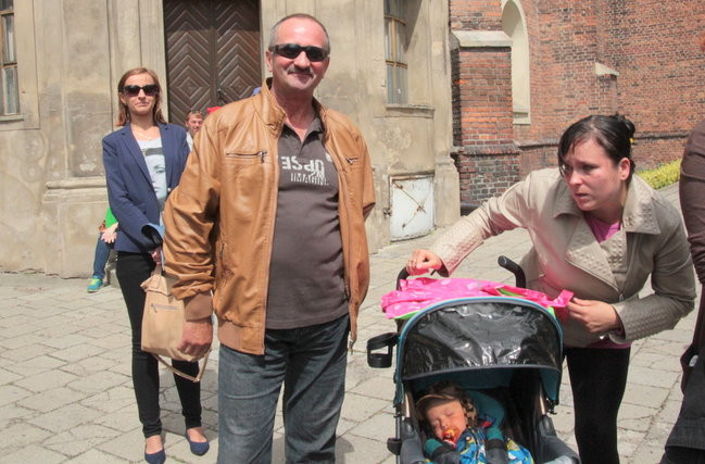 Wóz bojowy przed kościołem (zdjęcia)