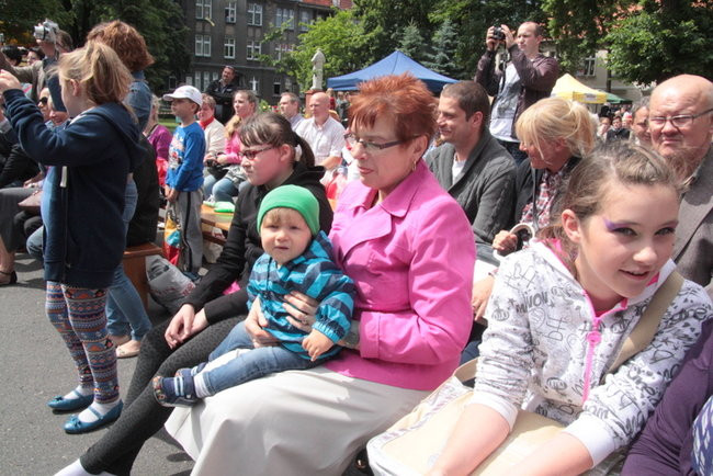 Wóz bojowy przed kościołem (zdjęcia)