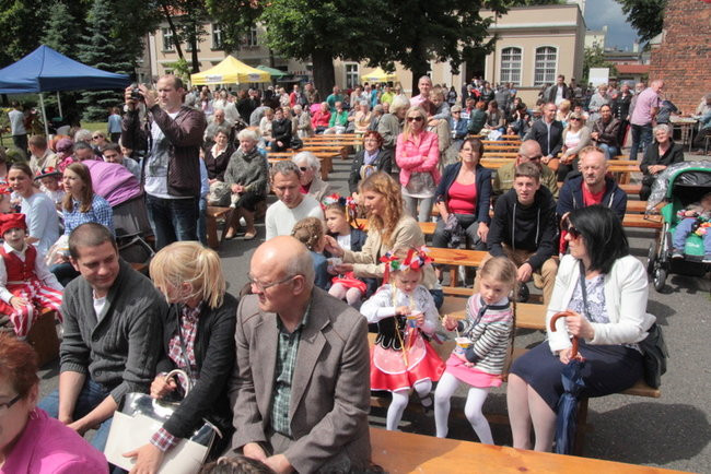 Wóz bojowy przed kościołem (zdjęcia)