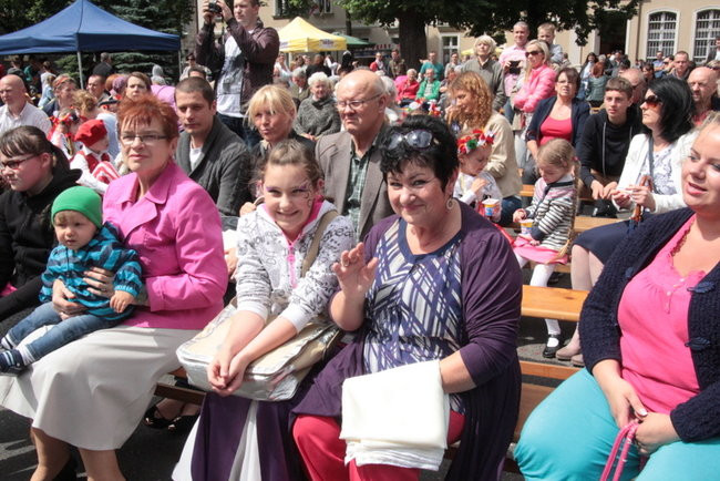 Wóz bojowy przed kościołem (zdjęcia)