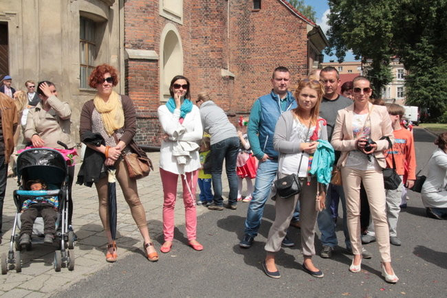 Wóz bojowy przed kościołem (zdjęcia)