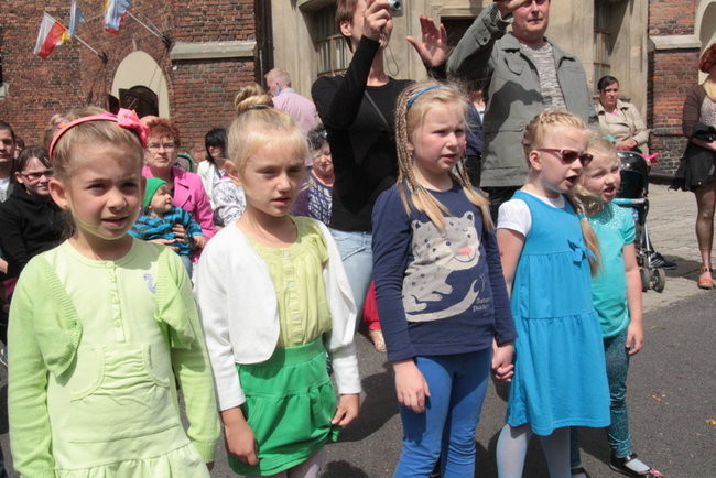 Wóz bojowy przed kościołem (zdjęcia)