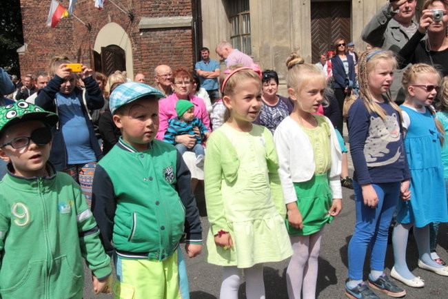 Wóz bojowy przed kościołem (zdjęcia)