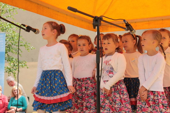 Wóz bojowy przed kościołem (zdjęcia)