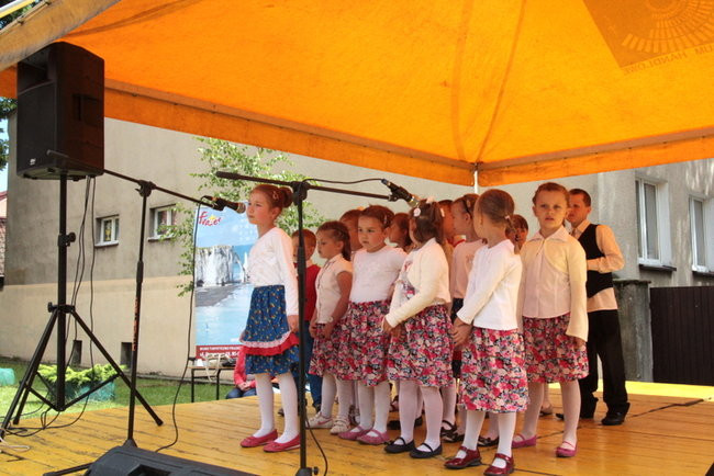 Wóz bojowy przed kościołem (zdjęcia)