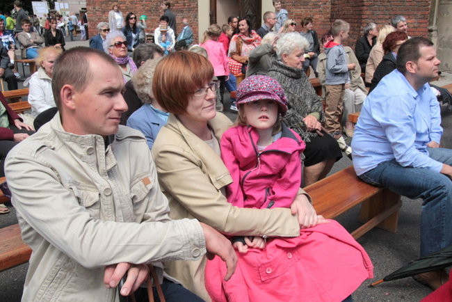 Wóz bojowy przed kościołem (zdjęcia)