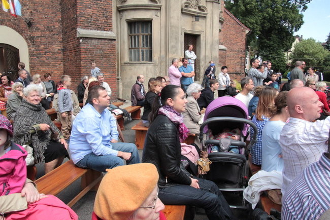 Wóz bojowy przed kościołem (zdjęcia)