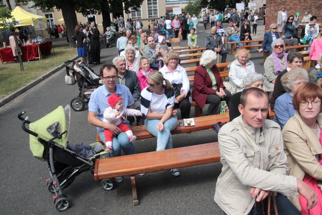 Wóz bojowy przed kościołem (zdjęcia)