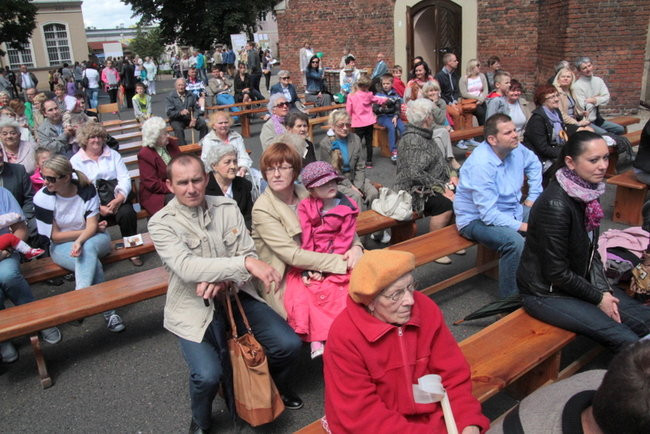 Wóz bojowy przed kościołem (zdjęcia)