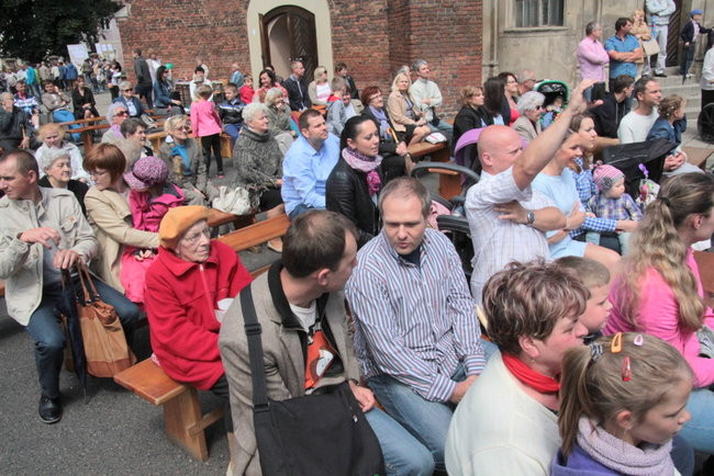 Wóz bojowy przed kościołem (zdjęcia)