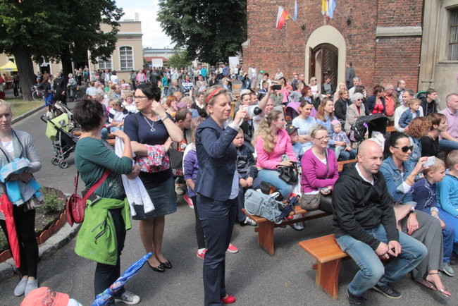 Wóz bojowy przed kościołem (zdjęcia)