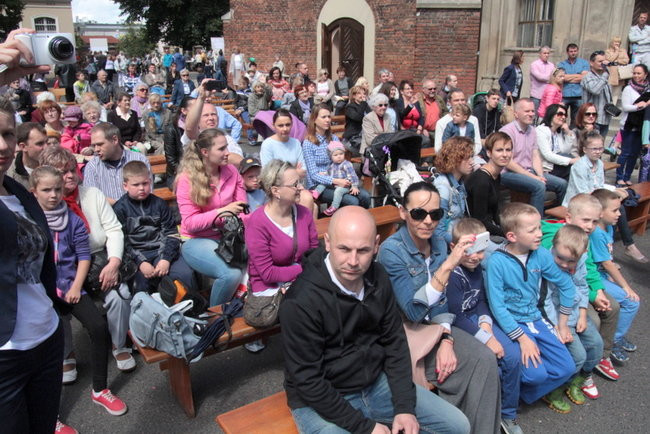 Wóz bojowy przed kościołem (zdjęcia)