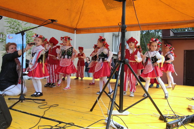 Wóz bojowy przed kościołem (zdjęcia)