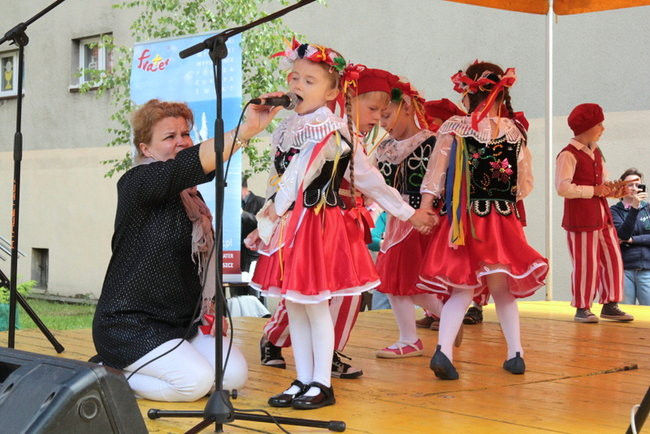 Wóz bojowy przed kościołem (zdjęcia)