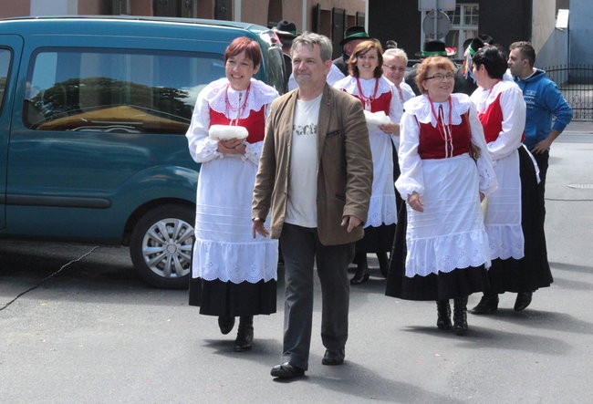 Wóz bojowy przed kościołem (zdjęcia)