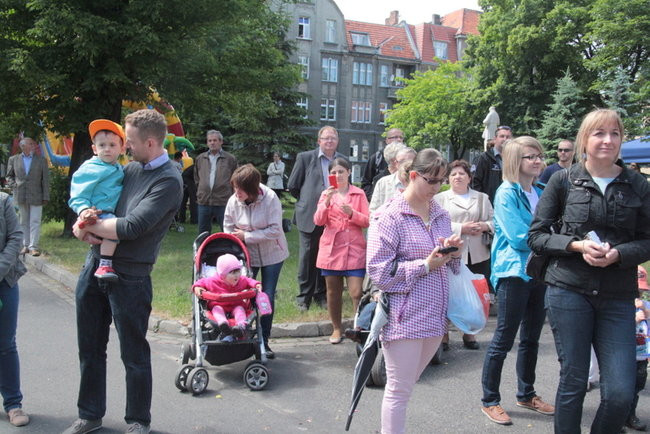 Wóz bojowy przed kościołem (zdjęcia)