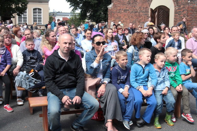 Wóz bojowy przed kościołem (zdjęcia)