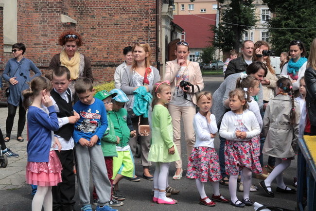 Wóz bojowy przed kościołem (zdjęcia)